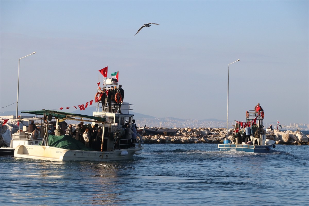 Yalova'da Türk ve Filistin bayraklarıyla denize açılan tekneler Gazze'ye insani yardım ulaştırmak...