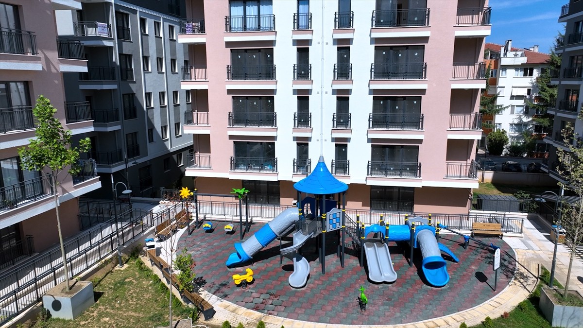 Yarısı Bizden Kampanyası kapsamında İstanbul, Üsküdar'daki Özevim Sitesi yeniden inşa edildi....