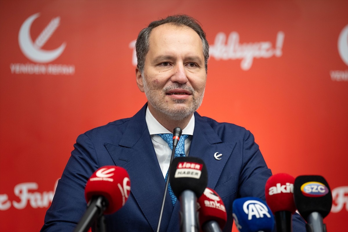 Yeniden Refah Partisi Genel Başkanı Fatih Erbakan, parti genel merkezinde düzenlenen İl Başkanları...