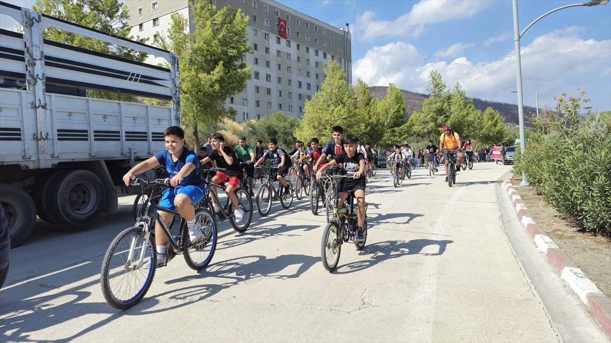 Yeşilay Hatay Şubesince "Sağlıklı Yarınlar Gençlerle Başlar" projesi kapsamında bisiklet turu...