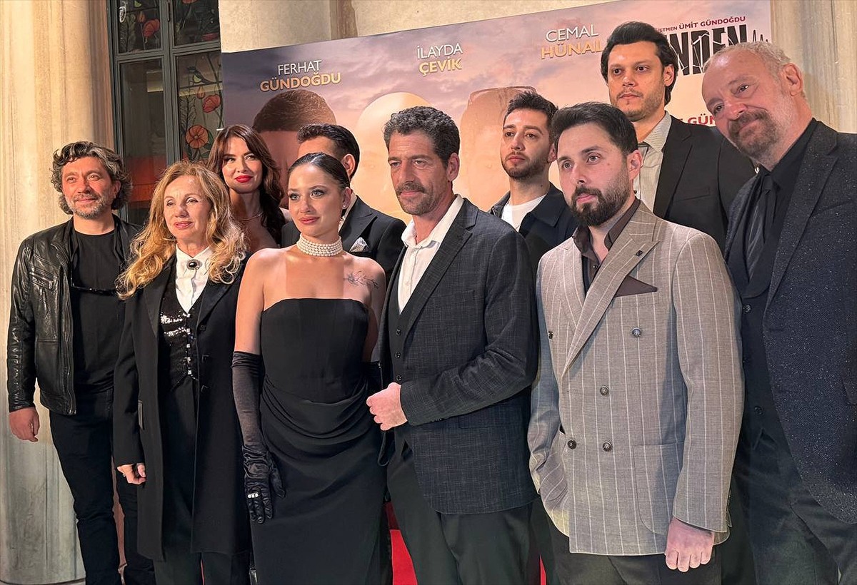 Yönetmenliğini Ümit Gündoğdu'nun yaptığı "Senden Kalan" filmi, gala gösteriminde izleyiciyle...