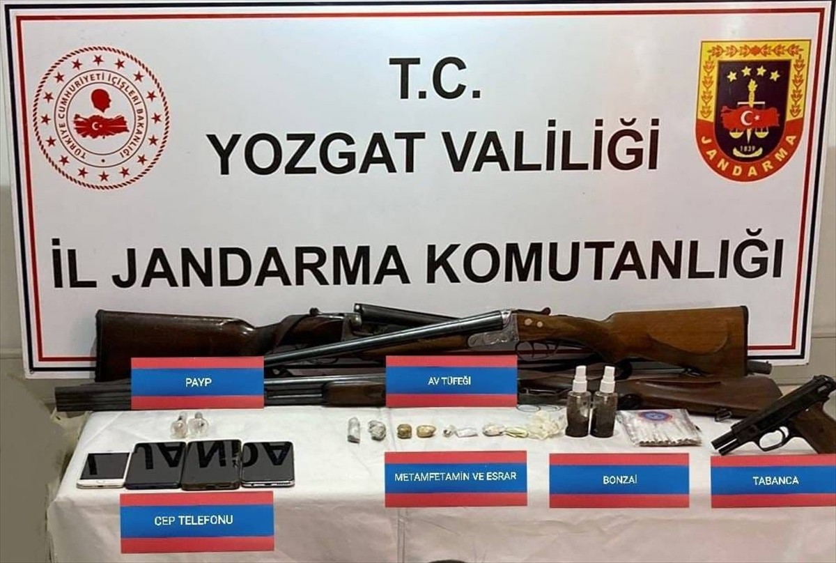 Yozgat merkezli 2 ilde düzenlenen operasyonda, uyuşturucu ticareti yaptıkları iddiasıyla gözaltına...