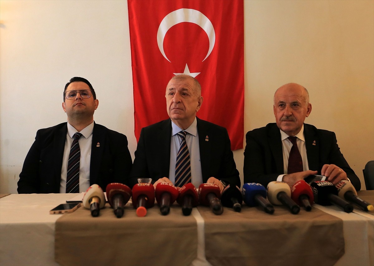 Zafer Partisi Genel Başkanı Ümit Özdağ (ortada), Manisa'da bir otelde düzenlediği basın...