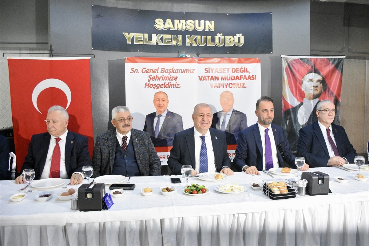 Zafer Partisi Genel Başkanı Ümit Özdağ, Samsun'da basın mensuplarıyla bir araya gelerek açıklamada...