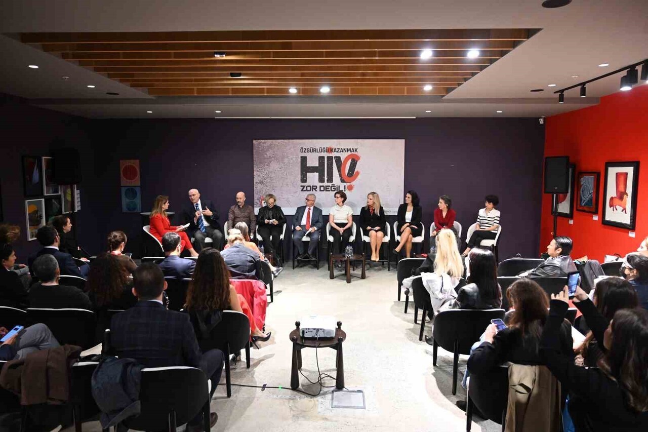 1 ARALIK DÜNYA AIDS GÜNÜ ÖNCESİNDE GİLEAD TÜRKİYE’NİN EV SAHİPLİĞİNDE DÜZENLENEN "HIV ZOR DEĞİL /...