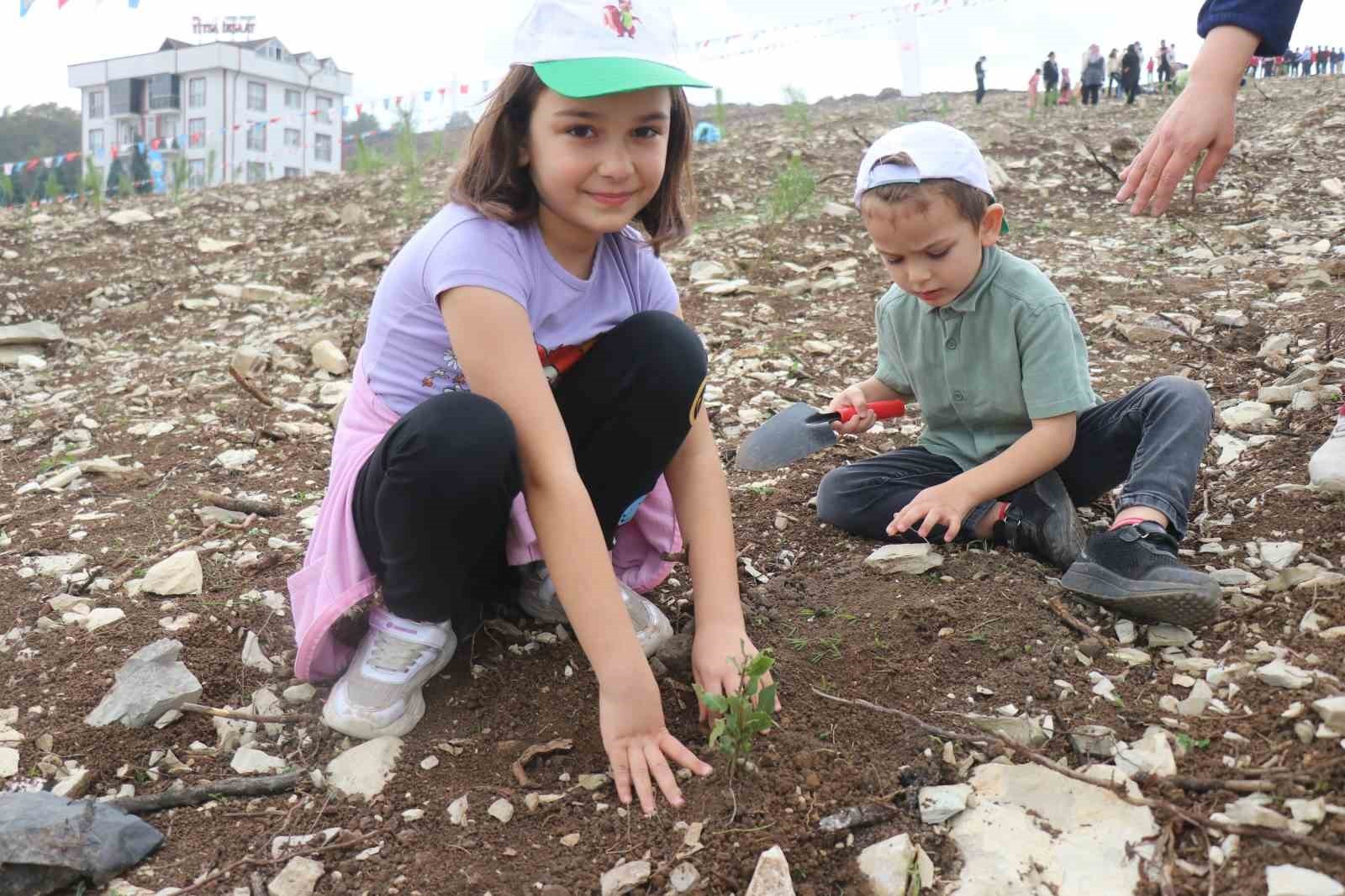 11 KASIM MİLLİ AĞAÇLANDIRMA GÜNÜ ÇERÇEVESİNDE SAKARYA’DA, YOĞUN KATILIMLA GERÇEKLEŞTİRİLEN...