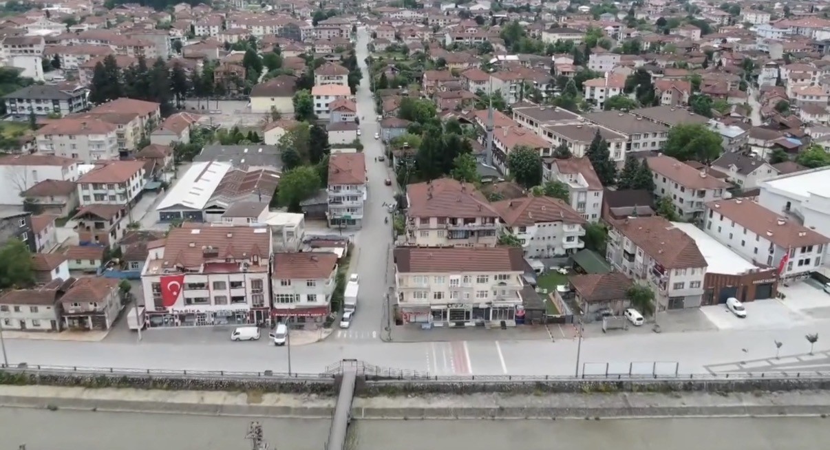 1999 YILINDA DÜZCE’DE ART ARDA MEYDANA GELEN DEPREMLERDEN BİRİSİ OLAN 12 KASIM DÜZCE DEPREMİNİN...