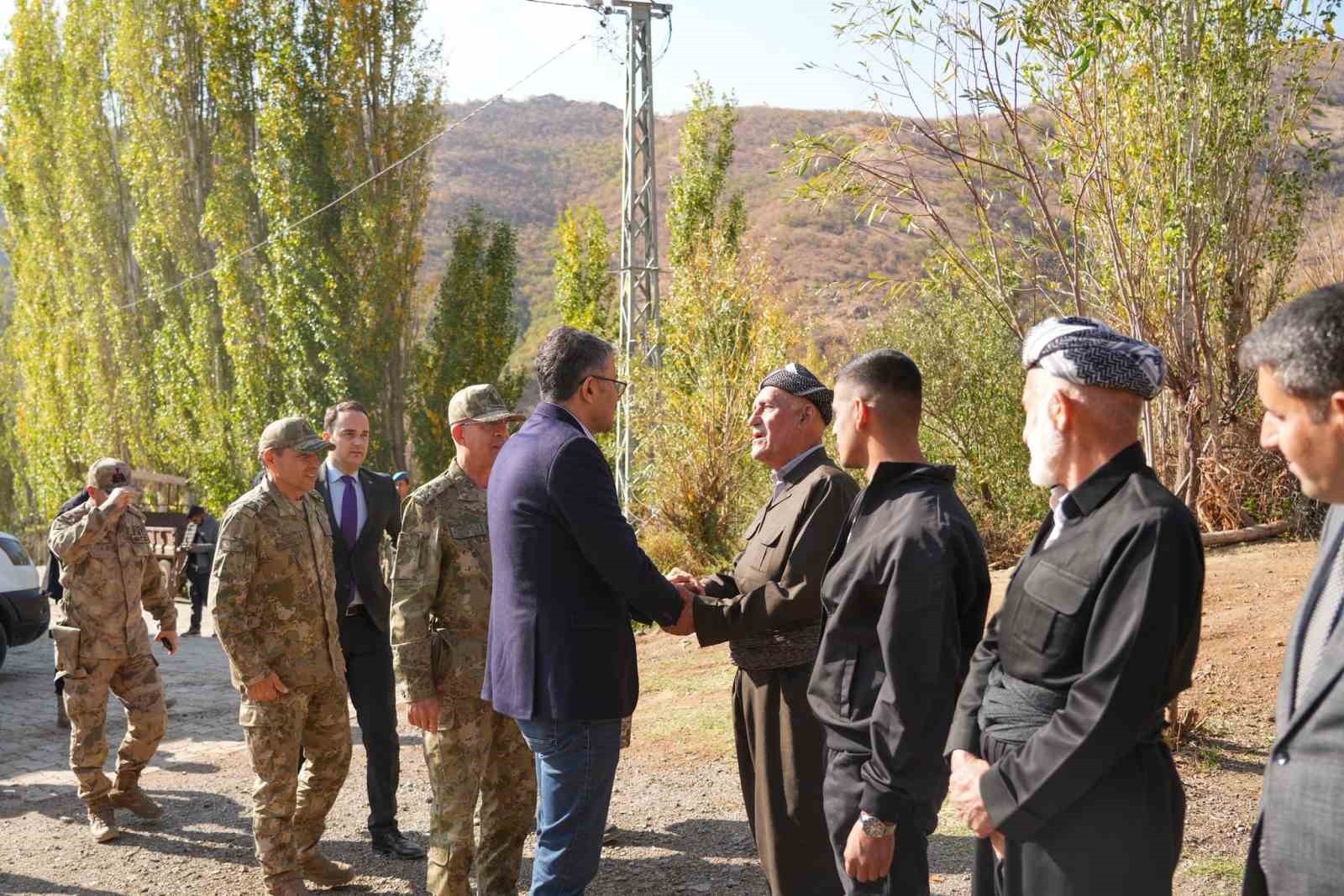 2. ORDU KOMUTANI KORGENERAL ZORLU TOPALOĞLU, HAKKARİ  VALİSİ ALİ ÇELİK İLE BİRLİKTE DERECİK...