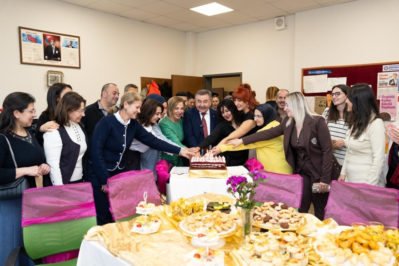 24 KASIM ÖĞRETMENLER GÜNÜ'NDE İLÇEDE GÖREVLİ ÖĞRETMENLERLE BİR ARAYA GELEN GÖLBAŞI BELEDİYE...