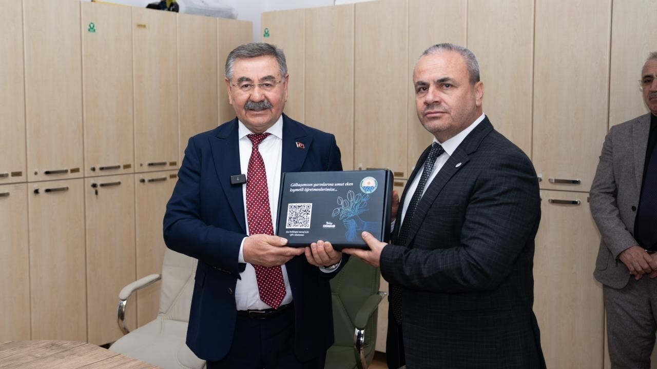 24 KASIM ÖĞRETMENLER GÜNÜ'NDE İLÇEDE GÖREVLİ ÖĞRETMENLERLE BİR ARAYA GELEN GÖLBAŞI BELEDİYE...