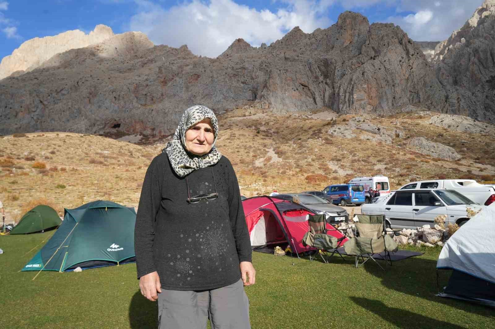 3 YIL ÖNCE BAŞLADIĞI DAĞCILIĞI 72 YAŞINDA TUTKUYLA SÜRDÜREN SİVASLI HATUN OKURKAN, AZMİYLE...