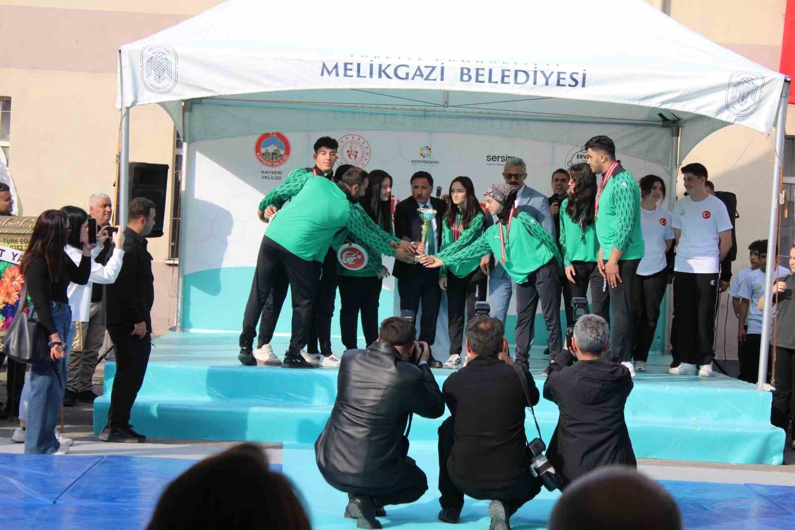 62. ERVA SERSİM İBRAHİM USTAOĞLU SPOR OKULU AÇILDI. AÇILIŞTA KONUŞAN KAYSERİ VALİSİ GÖKMEN ÇİÇEK;...