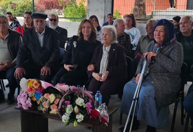 62 YIL SONRA İLK ÖĞRETMENLERİ İLE BULUŞUP GÜNÜNÜ KUTLADILAR