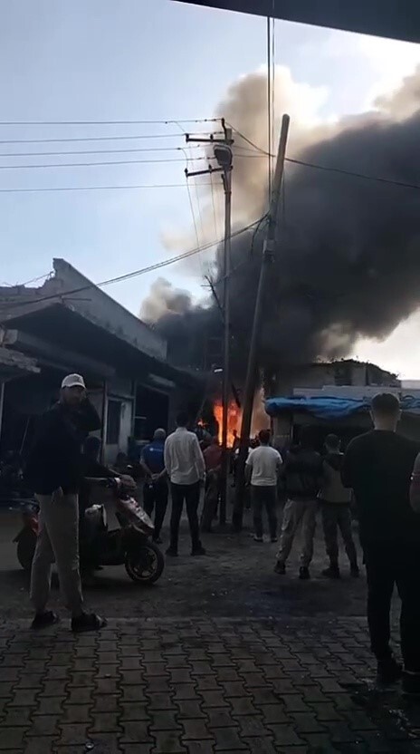 ADANA'DA BİR HURDACI DÜKKANINDA ÇIKAN YANGIN İTFAİYE EKİPLERİNCE SÖNDÜRÜLDÜ.
