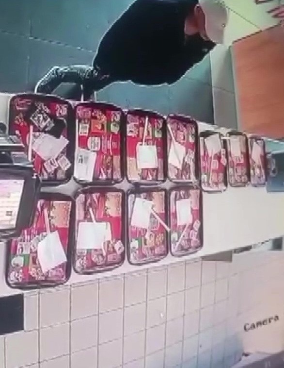 ADANA'DA BİR RESTORANIN KASASINDA, YEMEK TEPSİSİNDE BULUNAN CEP TELEFONUNUN ÇALINDIĞI ANLAR...