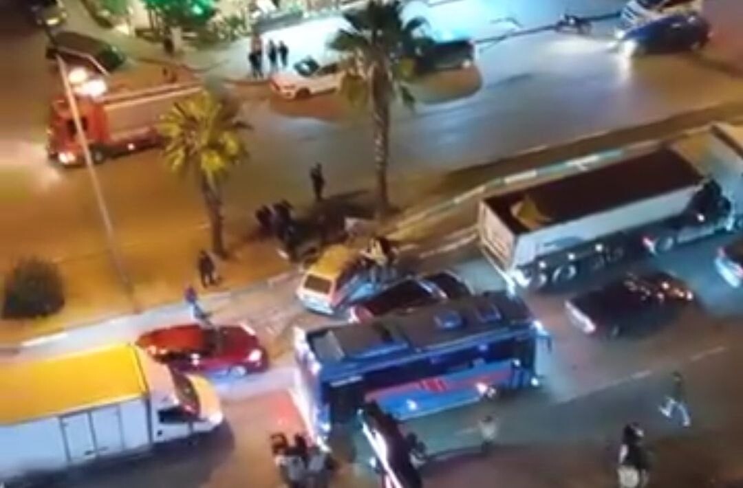 ADANA'DA GECE OTOMOBİLİN TIRA ARKADAN ÇARPMASI SONUCU SÜRÜCÜ YARALANIRKEN, O ANLAR SANİYE SANİYE...