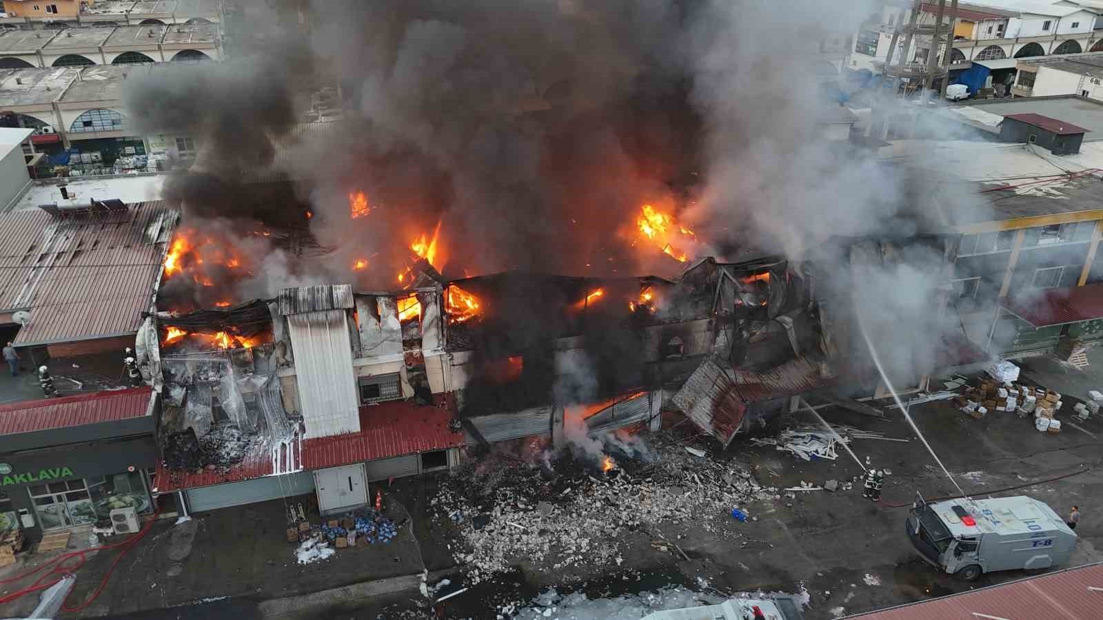 ADANA'DA HIRDAVAT DÜKKANINDA ÇIKAN YANGIN SÖNDÜRÜLMEYE ÇALIŞILIRKEN YANGIN, DRON İLE HAVADAN...