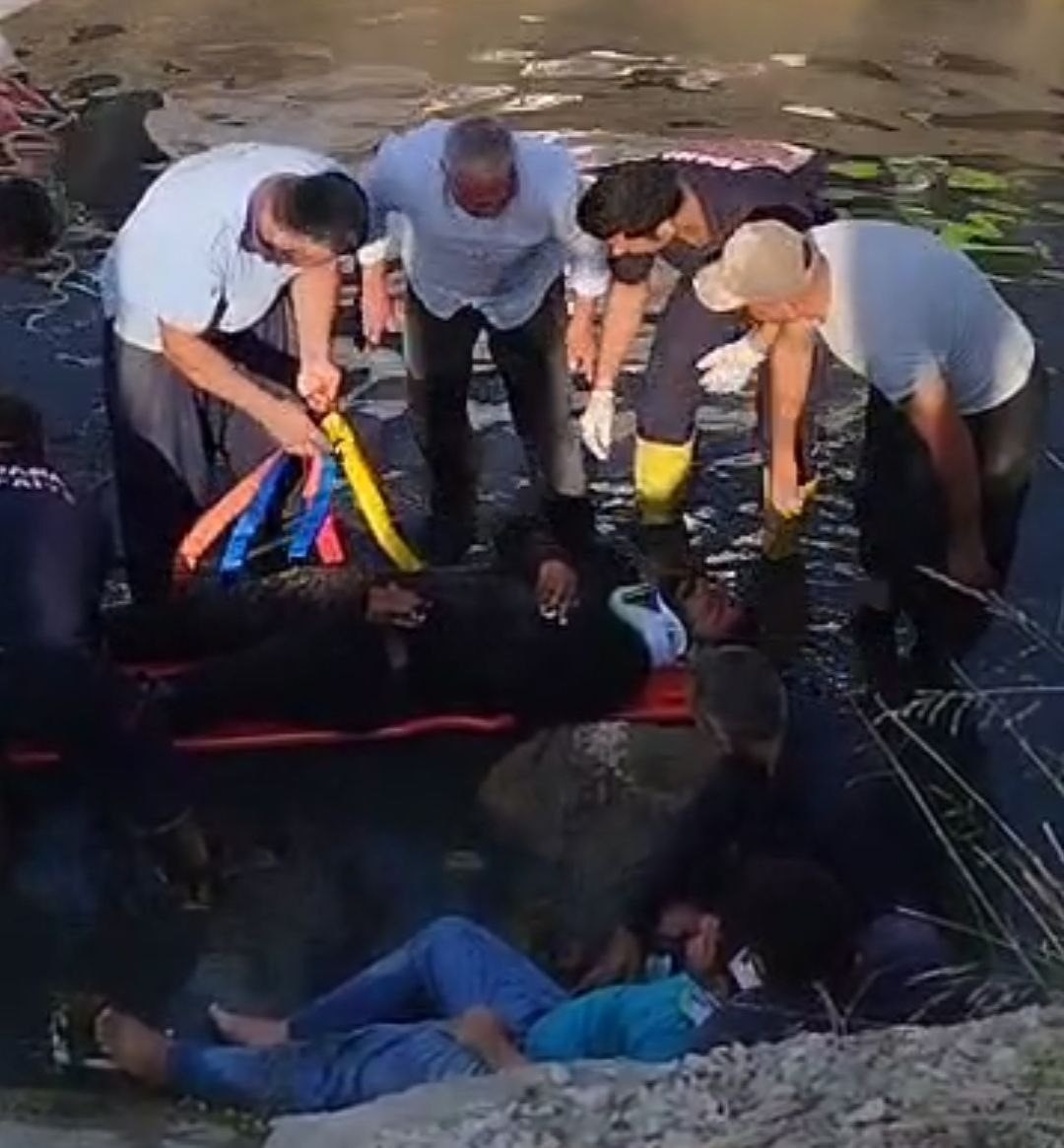 ADANA'DA MOTOSİKLETİN SULAMA KANALINA DÜŞMESİ SONUCU 2 KİŞİ YARALANDI. YARALILAR İTFAİYE EKİPLERİ...