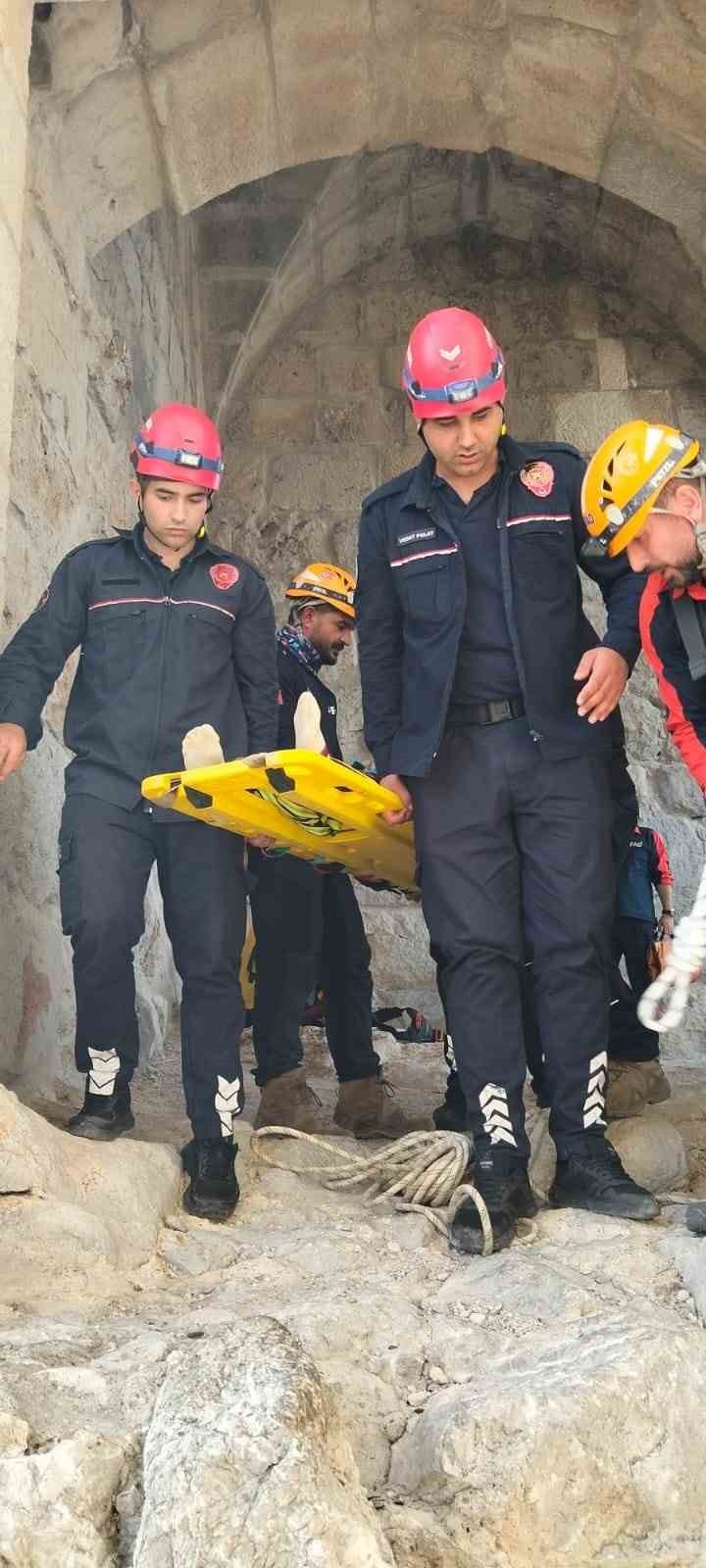 ADANA'NIN CEYHAN İLÇESİNDE AİLESİYLE BİRLİKTE YILANKALE'YE ÇIKARKEN DÜŞEREK AYAĞINI KIRAN EZGİ...