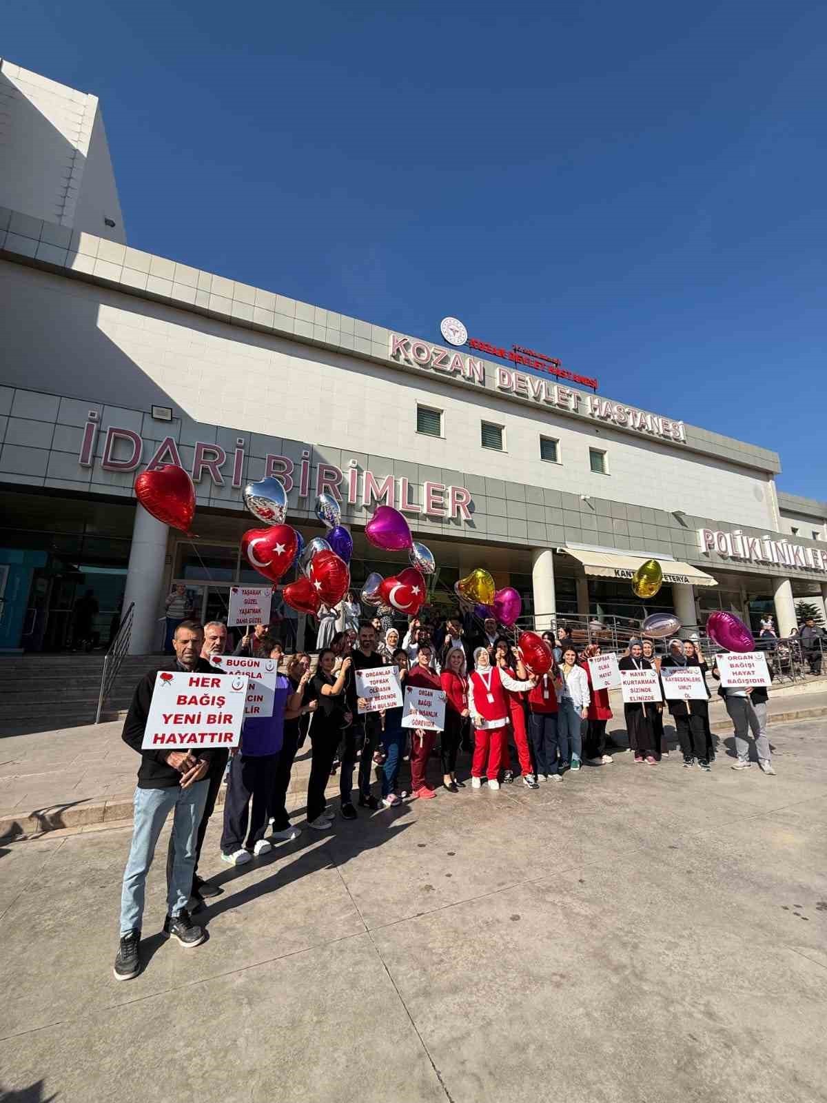 ADANA'NIN KOZAN İLÇESİNDE SAĞLIK ÇALIŞANLARI, ORGAN BAĞIŞINA DİKKAT ÇEKMEK İÇİN İŞARET DİLİYLE...