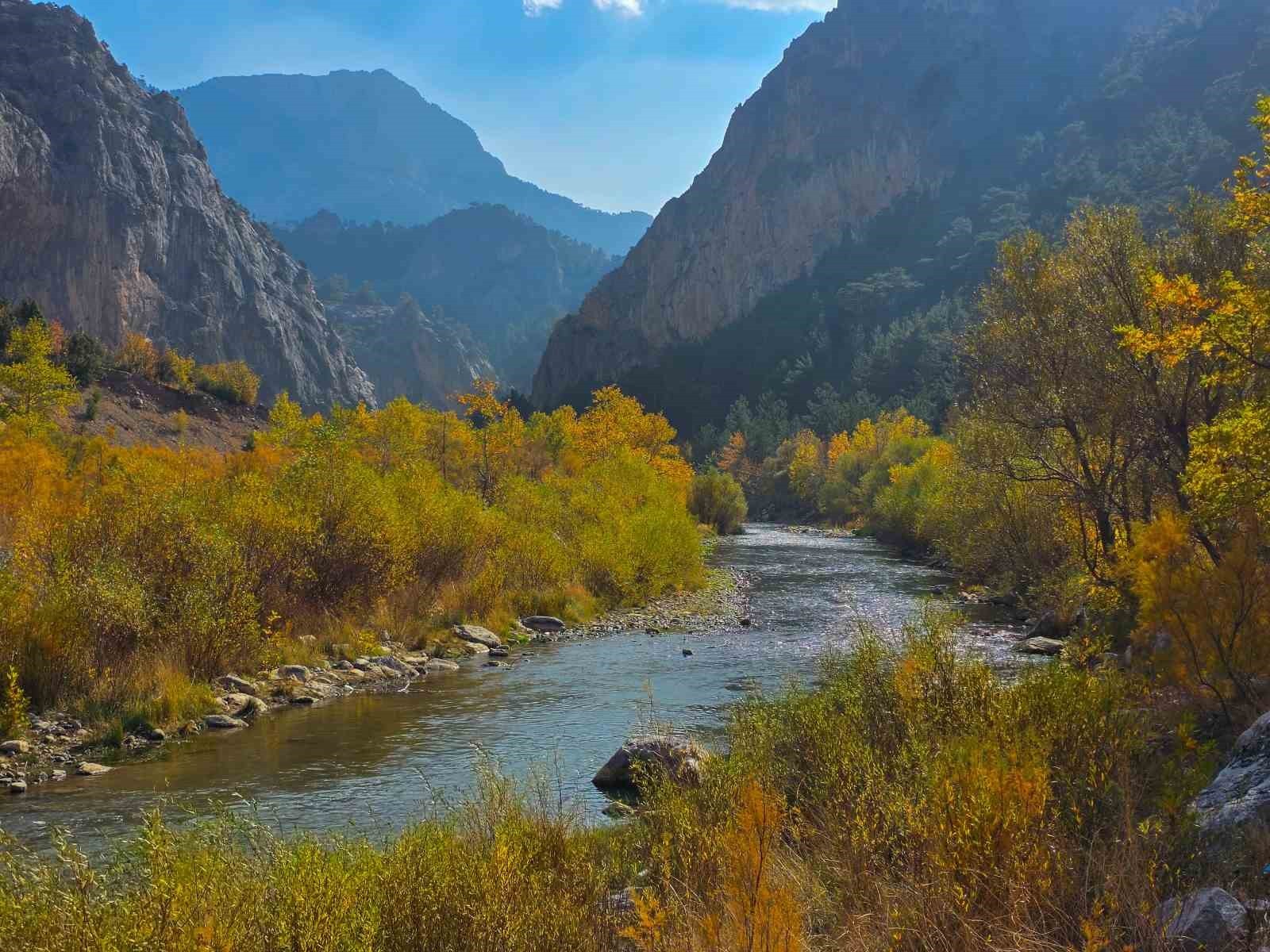 ADANA'NIN POZANTI İLÇESİNDE BULUNAN BELEMEDİK TABİAT PARKI, SONBAHARIN RENKLERİNE BÜRÜNDÜ.