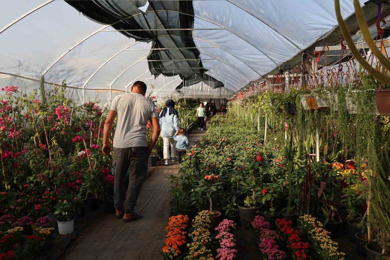 ADANA’DA 24 KASIM ÖĞRETMENLER GÜNÜ ÖNCESİ ÇİÇEKÇİLERDE HAREKETLİLİK BAŞLADI. ÖĞRENCİLER VE...