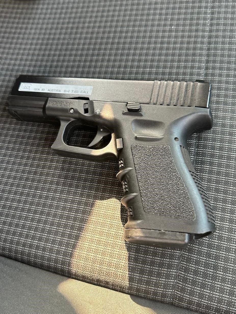 ADANA’DA BELEDİYENİN FOTOĞRAF SALONU SÖZLEŞMESİ YÜZÜNDEN ÇIKAN KAVGA SIRASINDA 1 KİŞİ HAVAYA ATEŞ...