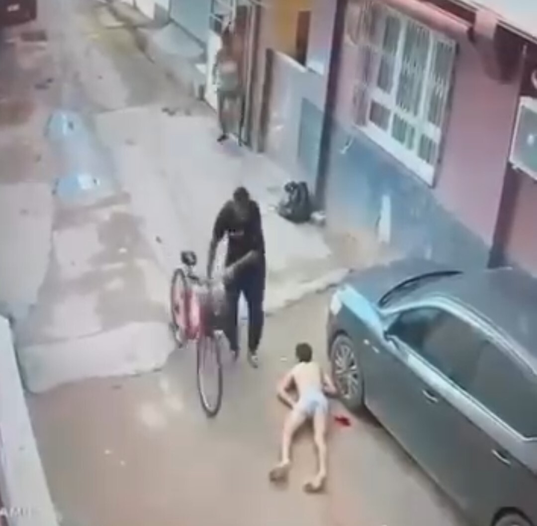 ADANA’DA BİR KİŞİNİN KIZ KARDEŞİYLE YAKALADIĞI ŞAHSI SOKAK ORTASINDA BIÇAKLAYARAK ÖLDÜRMESİNE AİT...