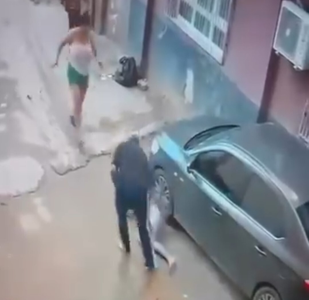 ADANA’DA BİR KİŞİNİN KIZ KARDEŞİYLE YAKALADIĞI ŞAHSI SOKAK ORTASINDA BIÇAKLAYARAK ÖLDÜRMESİNE AİT...