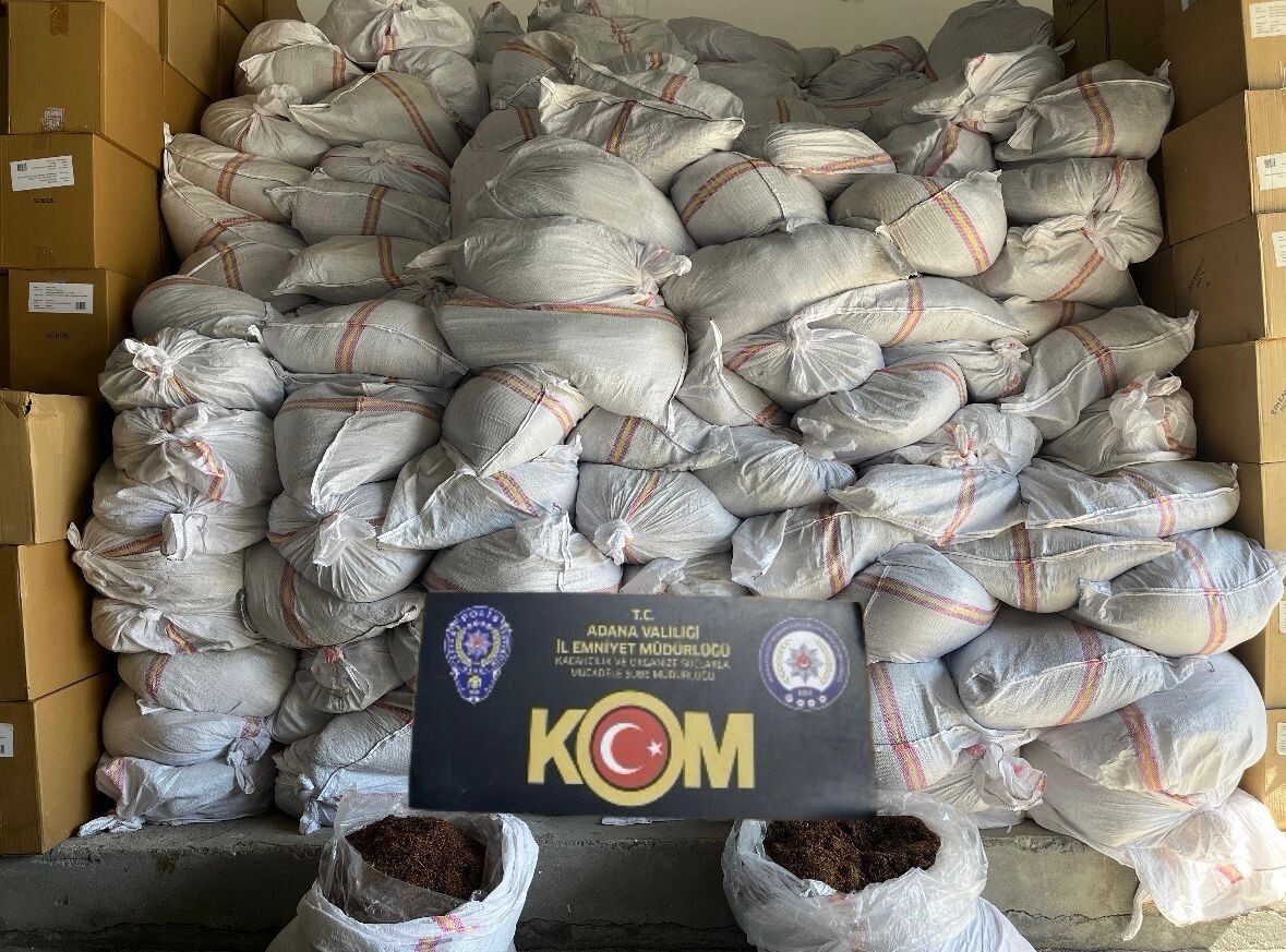 ADANA’DA BİR TIRDA 10 TON KAÇAK KIYILMIŞ TÜTÜN ELE GEÇİRİLDİ.