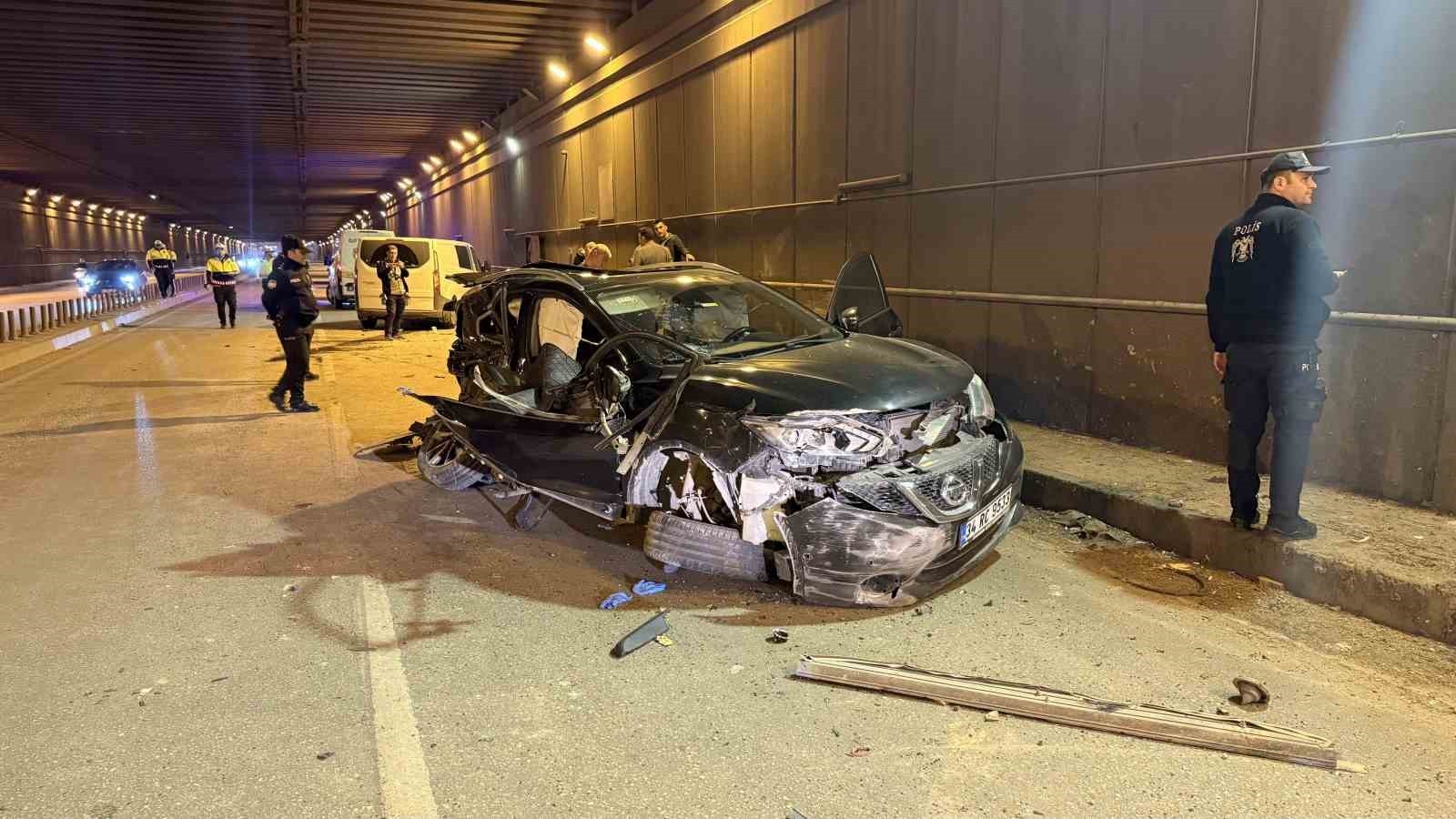 ADANA’DA DİREKSİYON HAKİMİYETİNİ KAYBEDEN CİP KARŞI YÖNDEN GELEN PANELVAN İLE ÇARPIŞTI. KAZADA...