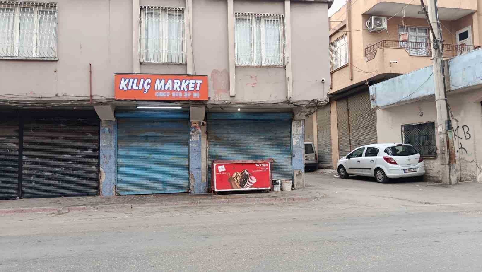 ADANA’DA KONTROLDEN ÇIKAN OTOMOBİL BİR MARKETİN İÇERİSİNE DALDIĞI KAZADA 4 KİŞİ YARALANDI. KAZA...