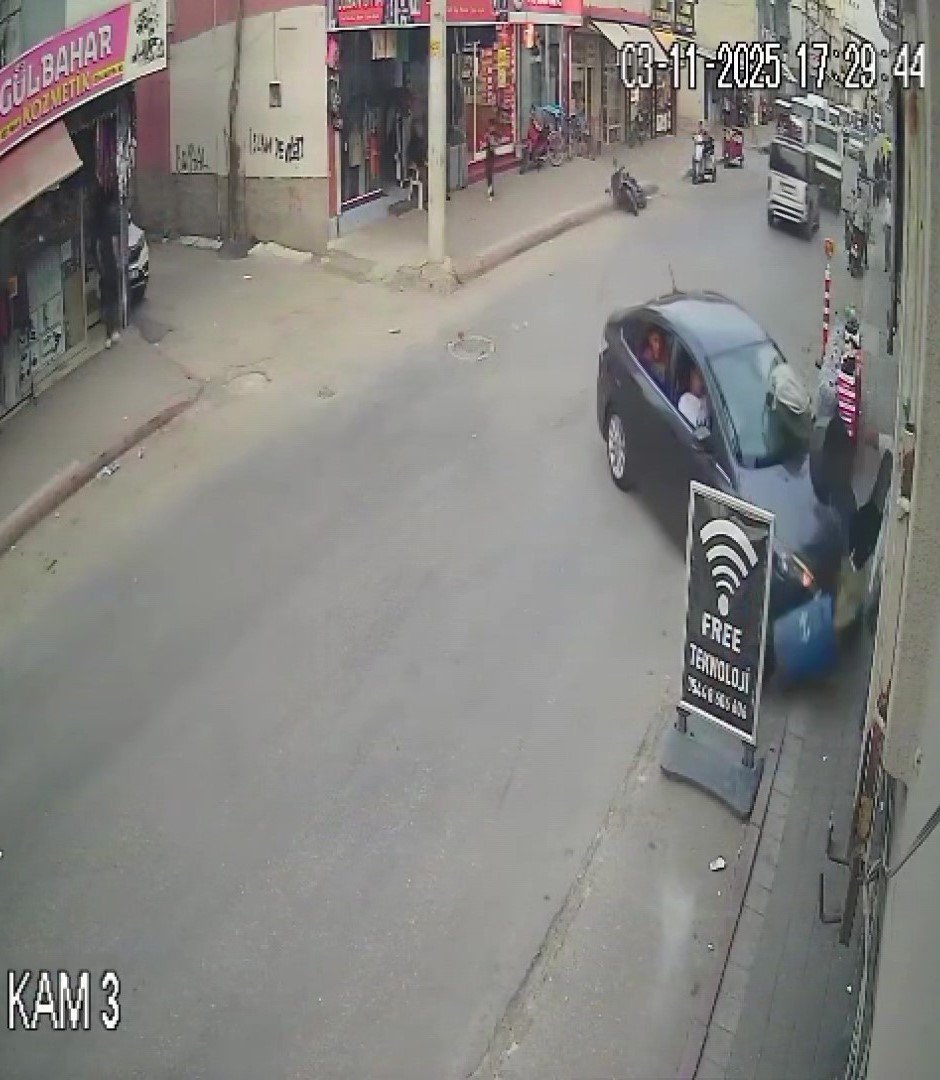 ADANA’DA KONTROLDEN ÇIKAN OTOMOBİL BİR MARKETİN İÇERİSİNE DALDIĞI KAZADA 4 KİŞİ YARALANDI. KAZA...