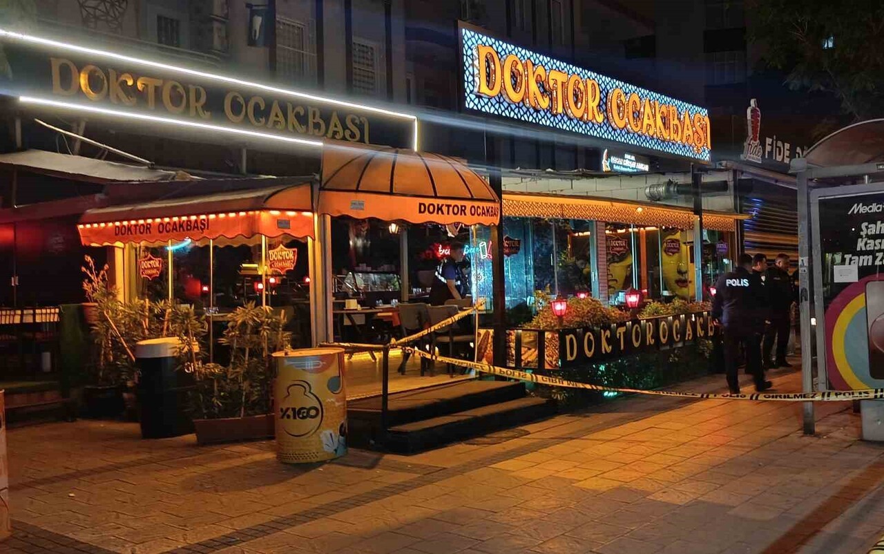 ADANA’DA OCAKBAŞI SAHİBİ, İŞYERİNDE MOTOSİKLETLİ ŞÜPHELİLER TARAFINDAN SİLAHLI SALDIRIYA UĞRADI....