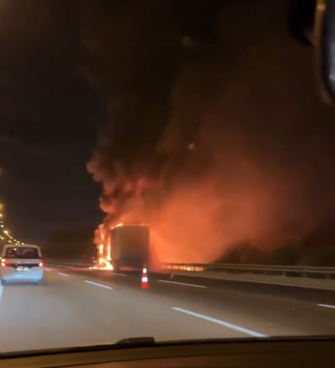 ADANA’DA OTOYOLDA SEYİR HALİNDEYKEN ALEV ALAN TIR, KISA SÜREDE ALEV TOPUNA DÖNDÜ. İTFAİYE...