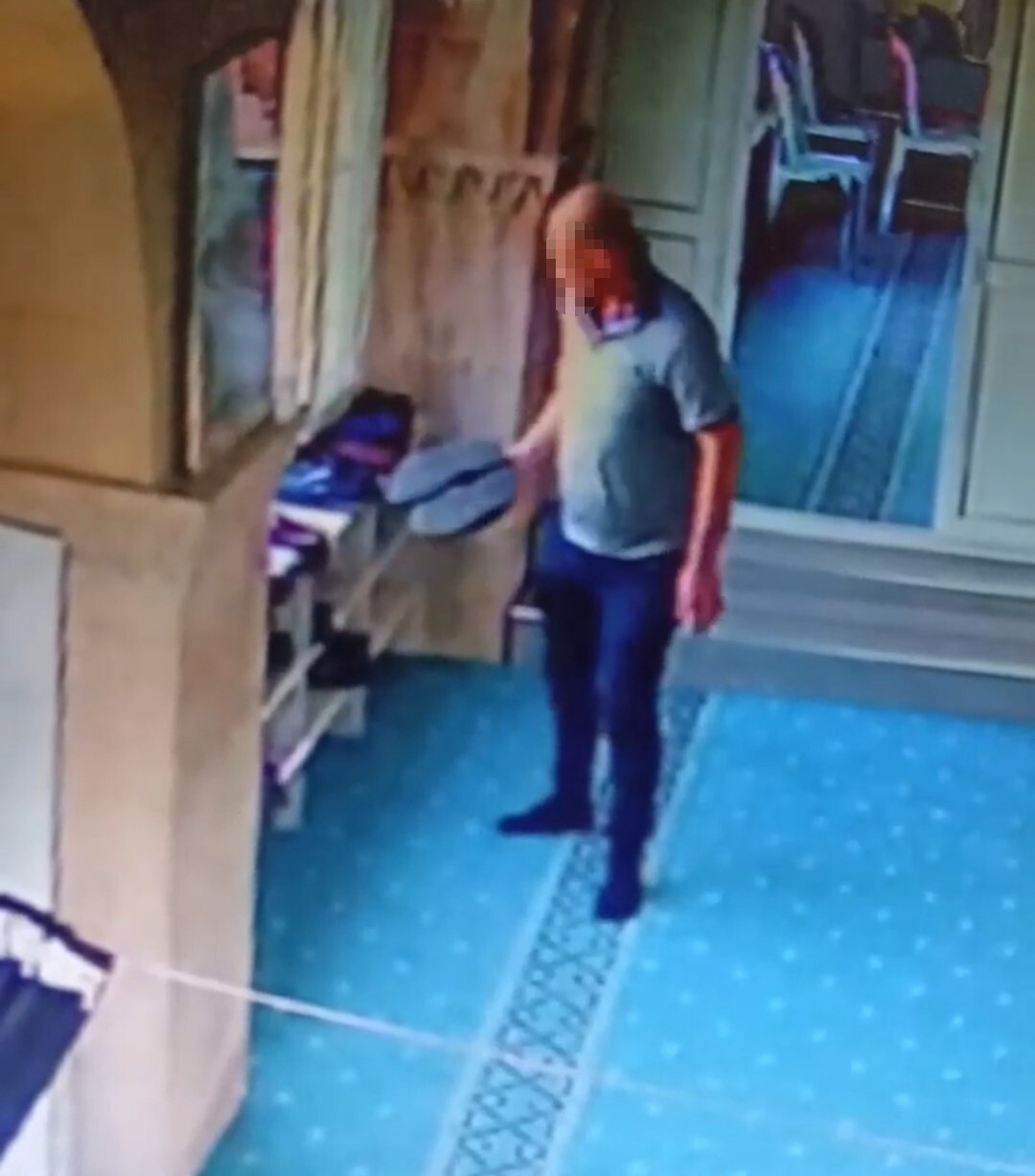 ADANA’DA PES DEDİRTEN BİR HIRSIZLIK YAŞANDI. CAMİYE GİREN KİMLİĞİ BELİRSİZ ŞAHIS, AYAKKABILIĞI...