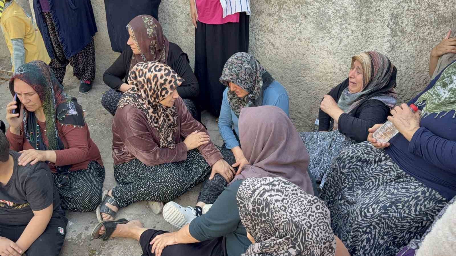 ADANA’DA SEMT PAZARINDAKİ DAYILARINDAN ALACAKLARINI ALAMAYAN YEĞENLER, KALABALIĞA RASTGELE ATEŞ...