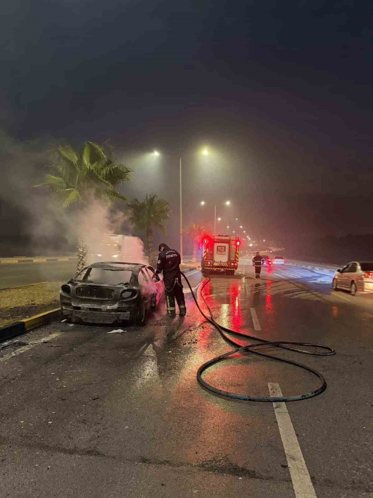 ADANA’DA SEYİR HALİNDEKİ BİR OTOMOBİL, HENÜZ BİLİNMEYEN BİR NEDENLE BİR ANDA ALEV ALDI. KISA...