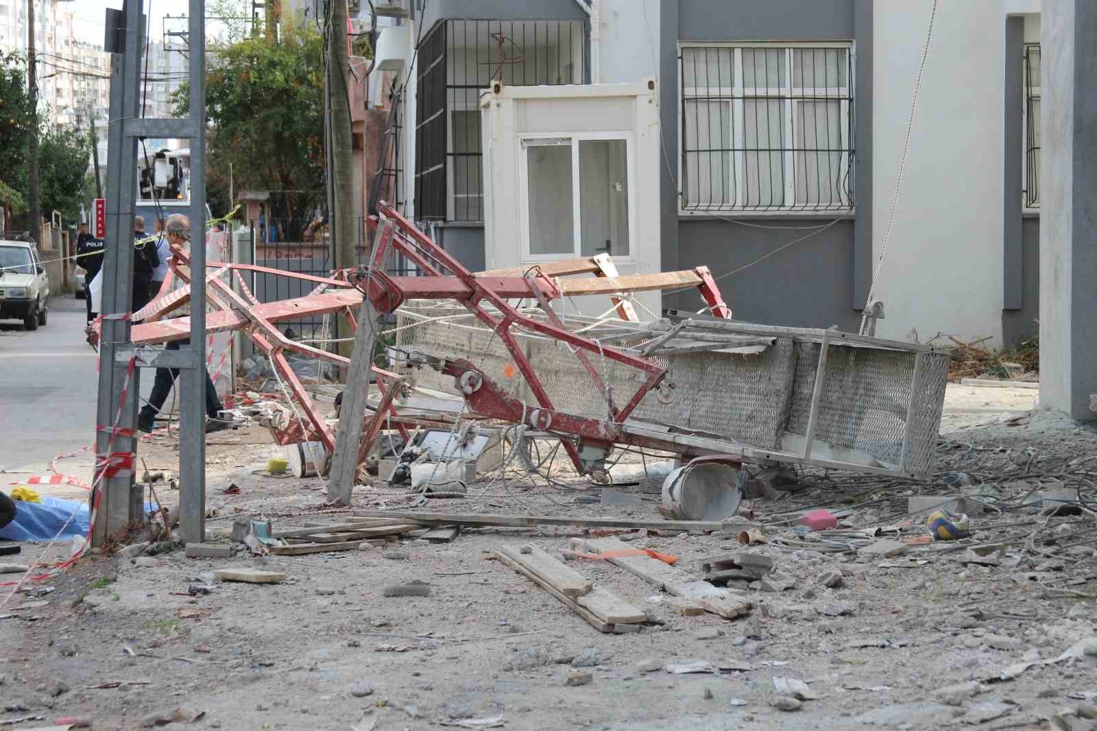 ADANA’DA SIVA USTALARI METRELERCE YÜKSEKLİKTE ÇALIŞTIKLARI SIRADA DEMİR İSKELE ZEMİNE ÇAKILDI....