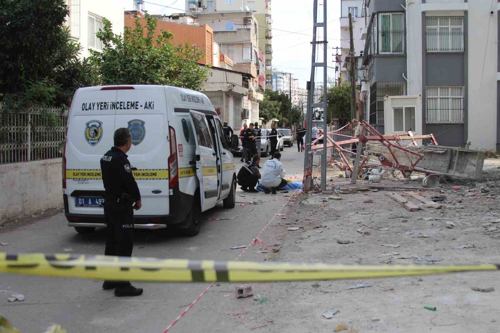 ADANA’DA SIVA USTALARI METRELERCE YÜKSEKLİKTE ÇALIŞTIKLARI SIRADA DEMİR İSKELE ZEMİNE ÇAKILDI....