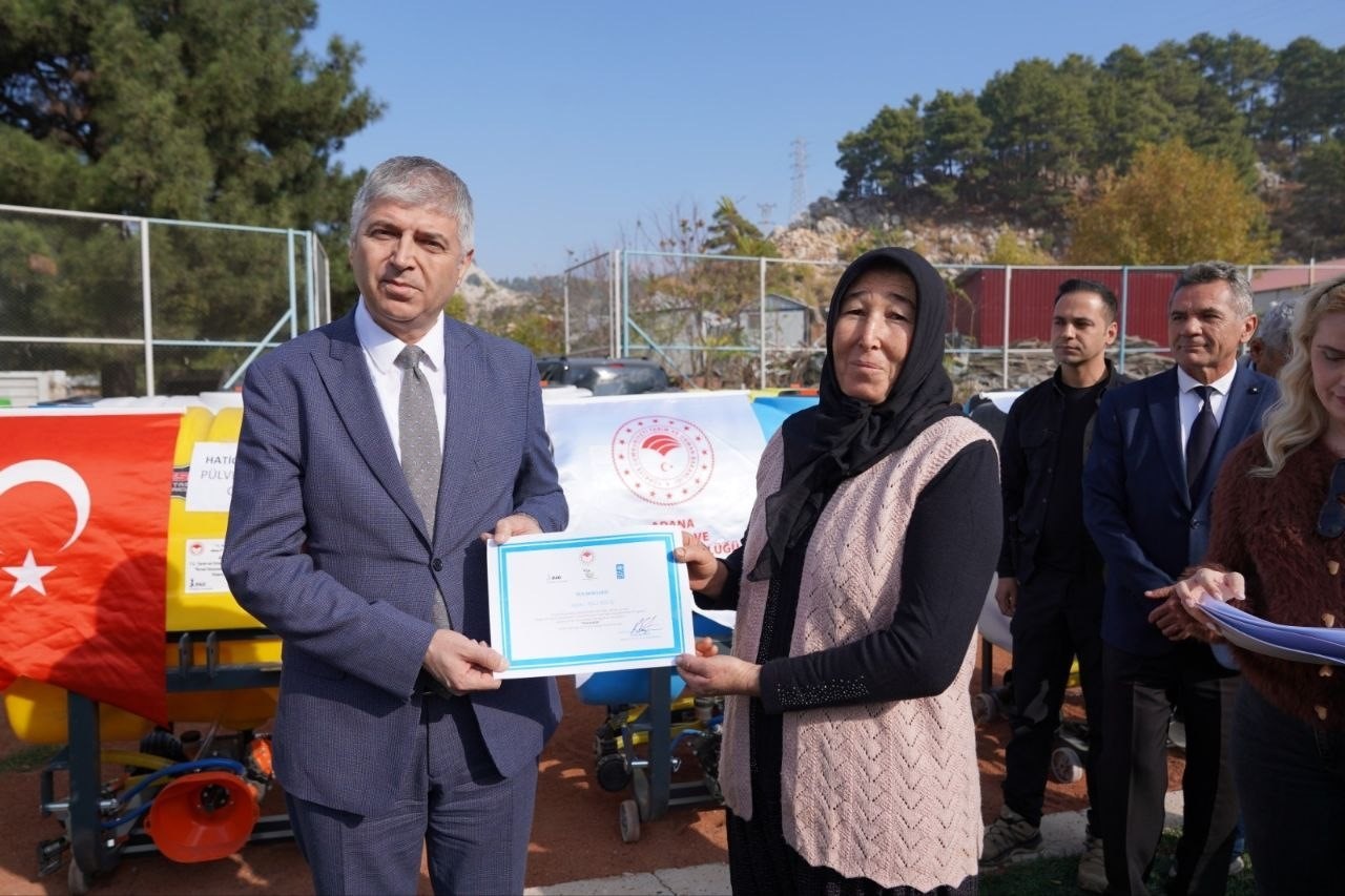 ADANA İL TARIM VE ORMAN MÜDÜRÜ ATİLLA BAYAZIT BELGELERİ ÜRİTECİLERE VERDİ.