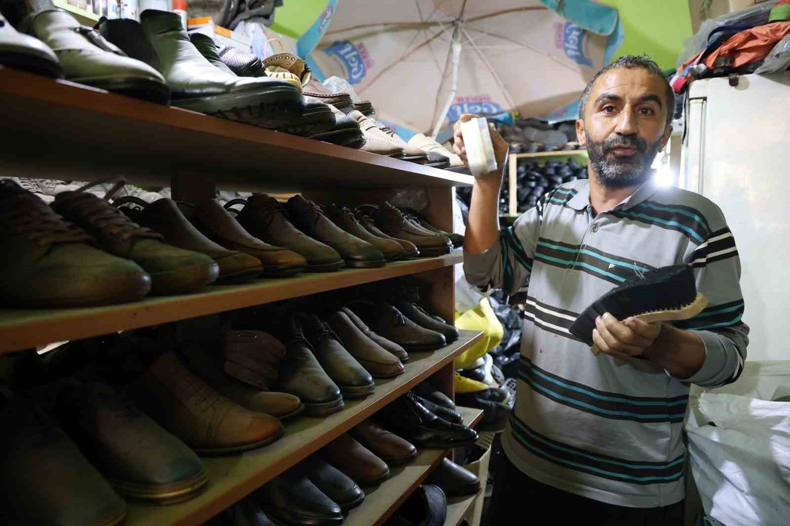 ADANA’NIN KOZAN İLÇESİNDE AYAKKABI BOYACILIĞI YAPAN HARUN AKDOĞAN, AİLESİYLE GİTTİĞİ YAZ TATİLİNDE...