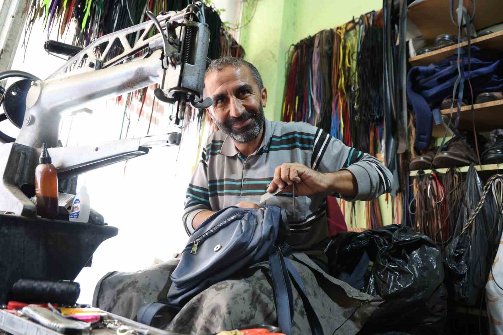 ADANA’NIN KOZAN İLÇESİNDE AYAKKABI BOYACILIĞI YAPAN HARUN AKDOĞAN, AİLESİYLE GİTTİĞİ YAZ TATİLİNDE...