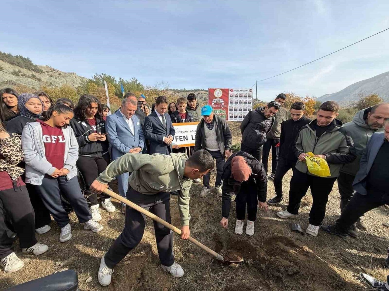 ADIYAMAN'IN GÖLBAŞI İLÇESİNDE UÇAK KAZASINDA ŞEHİT KAHRAMANLARIN İSİMLERİ HATIRA ORMANINDA...