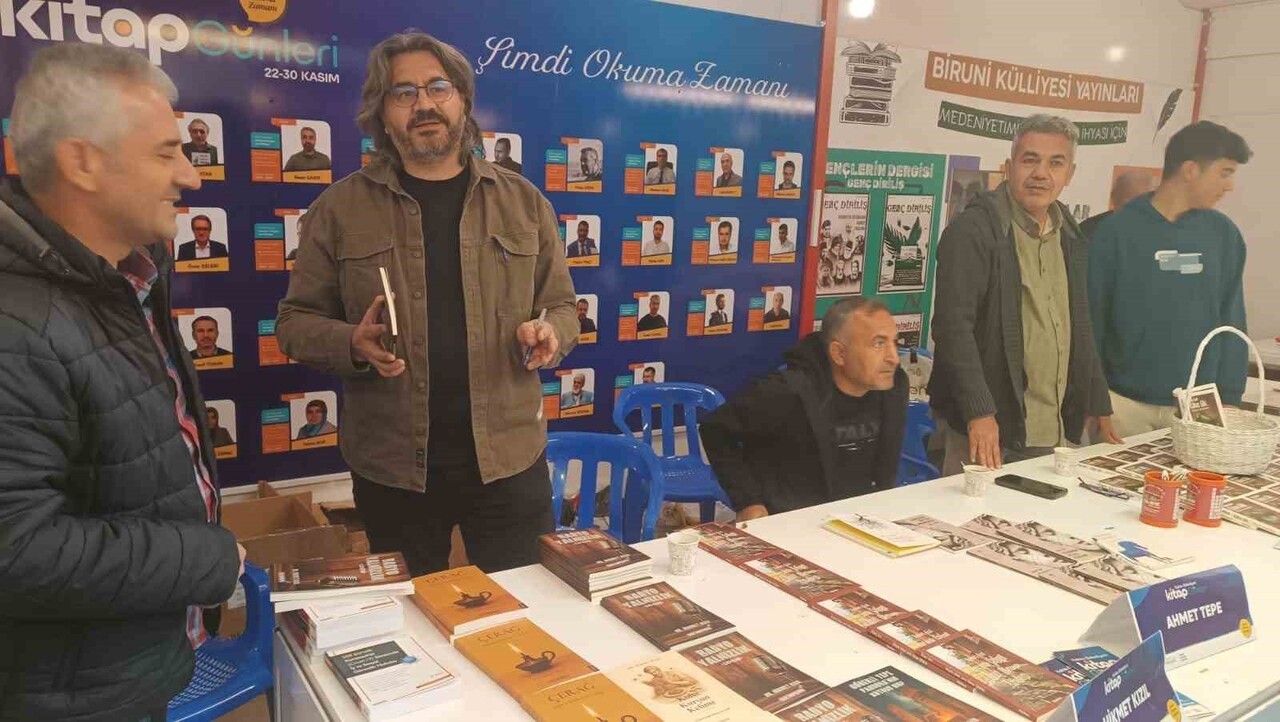ADIYAMAN'IN KAHTA İLÇESİNDE İLK DEFA AÇILAN KİTAP FUARI VATANDAŞLARIN YOĞUN İLGİSİNİ GÖRÜYOR....
