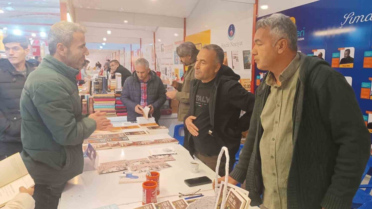 ADIYAMAN'IN KAHTA İLÇESİNDE İLK DEFA AÇILAN KİTAP FUARI VATANDAŞLARIN YOĞUN İLGİSİNİ GÖRÜYOR....