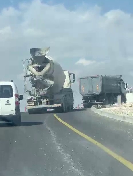 ADIYAMAN’DA, BİR BETON MİKSERİ YOLA BETON DÖKEREK TRAFİKTE İLERLEDİ.