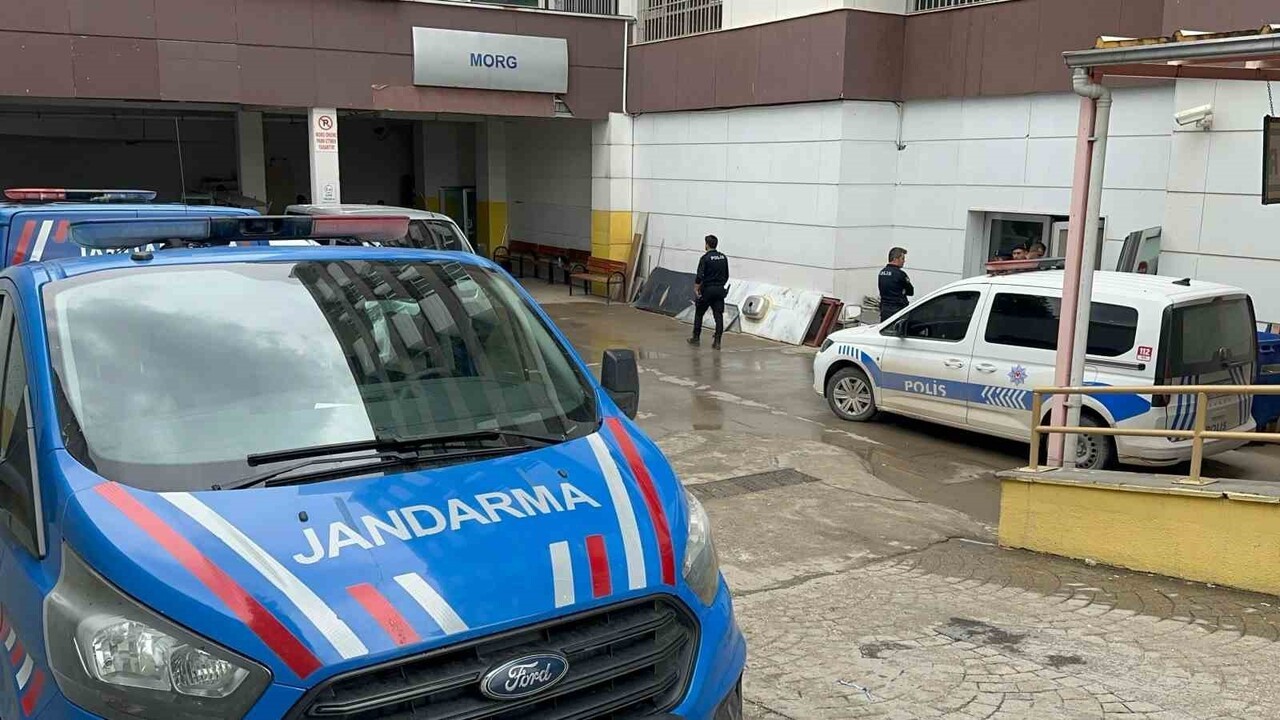 ADIYAMAN’DA, BİR KEPÇE OPERATÖRÜ İŞ MAKİNESİNİN DİREKSİYONU BAŞINDA ÖLÜ BULUNDU.