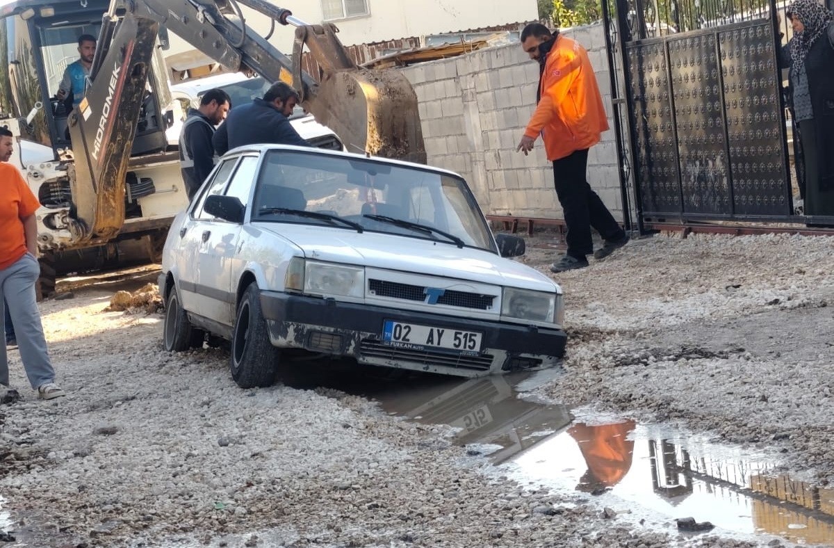 ADIYAMAN’DA BİR OTOMOBİL, ALT YAPI ÇALIŞMASI SONRASI DOLDURULAN YOLDA MEYDANA GELEN ÇÖKME SONUCU...