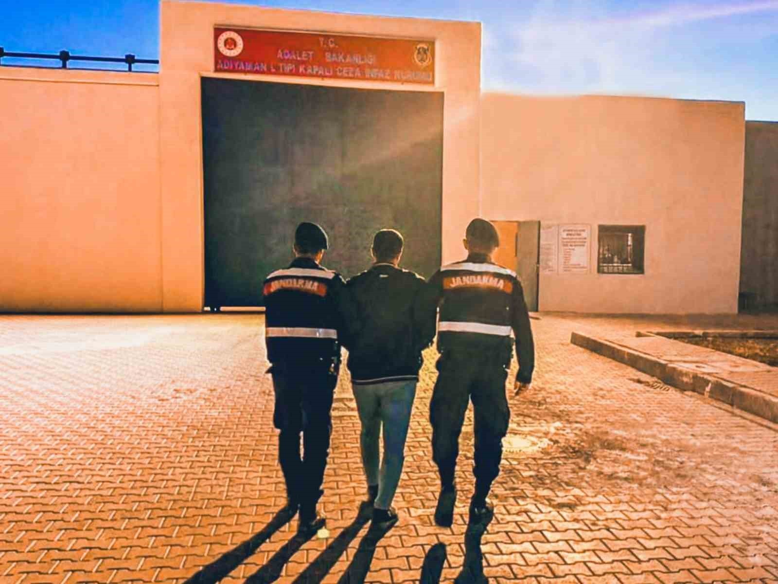 ADIYAMAN’DA HAKKINDA YAKALANMA KARARI BULUNAN 3 ŞAHIS JANDARMA EKİPLERİNCE YAKALANDI.
